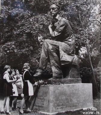 У памятника Ф.И.Тютчеву. Школьники Овстугской школы возлагают цветы к подножию памятника.