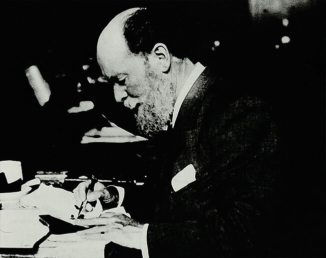 Карл Фаберже за работой. Санкт-Петербург, 1900-е. Фотограф Г. Эберг.