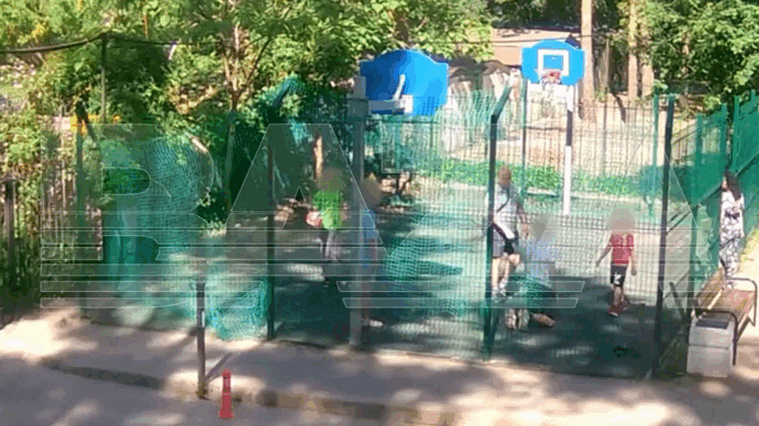 Момент "наказания" одного из подростков. 