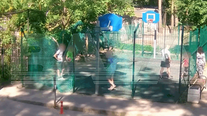 После "наказания" взрослые вместе с мальчиков уходят с площадки. На этих кадрах можно разглядеть и лицо женщины. 