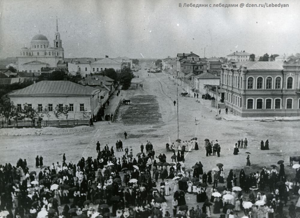 Крестный ход в Лебедяни. Вид с колокольни Христорождественской церкви. Фото начала ХХ в.