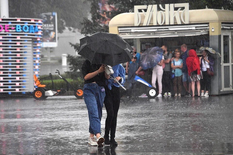 Видео дождя в москве сегодня. Ливень в Москве. Дождливый день. Сильный дождь. Дождь в Москве.