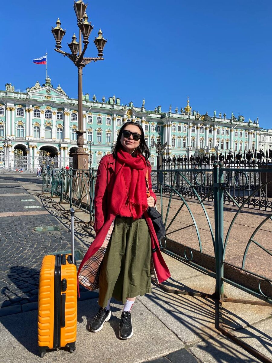 Это я только-только приехала на Книжный салон в Питер, две недели назад. Самая "свежая" фотка.