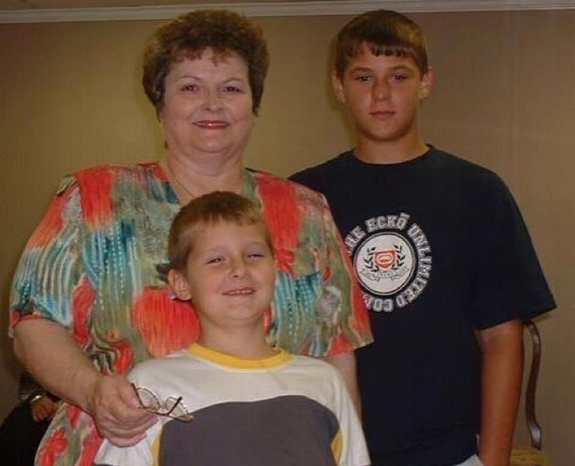     Дастин Порье с мамой и младшим братом