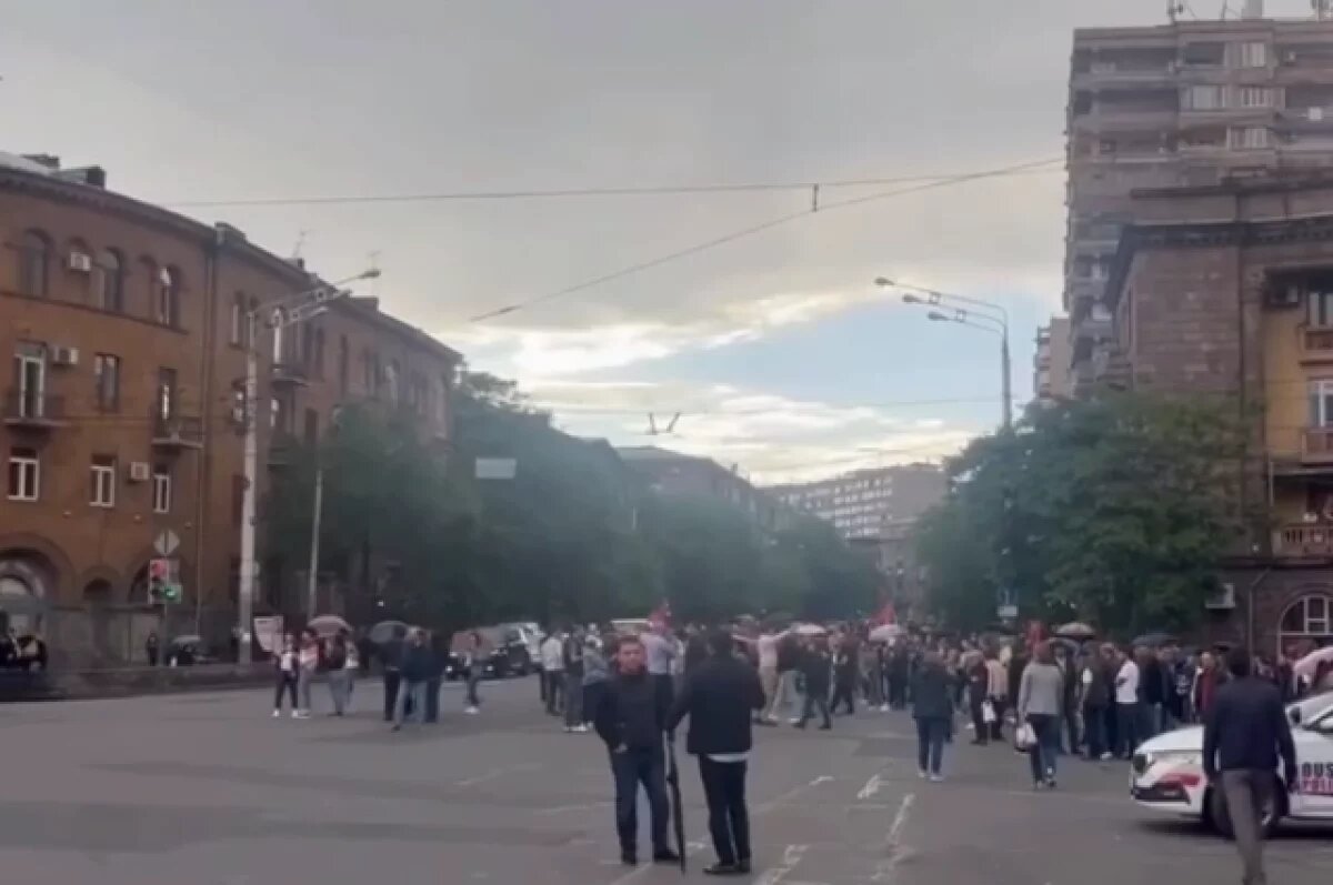    В Ереване задержаны два участника акции протеста против Пашиняна