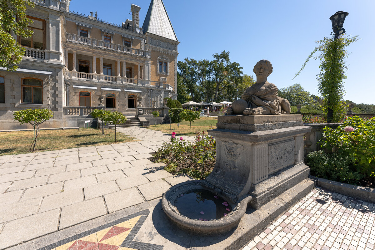 На территории дворца разбит красивый сад, открывается вид на Ялту