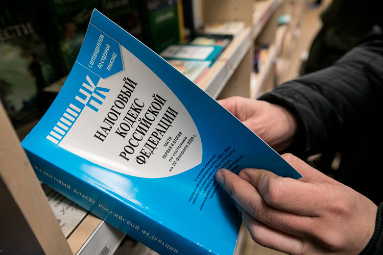    Согласно законопроекту, минфин предлагает поправить ст. 284 Налогового кодекса РФ. В нынешнем виде она предусматривает, что 17% налога на прибыль зачисляется в бюджеты субъектов РФ, 3% — в федеральную казну. Причем такой порядок, как прописано в документе, должен действовать до 2030 года. Однако теперь, судя по всему, потребовались изменения.   
Фото: «БИЗНЕС Online»