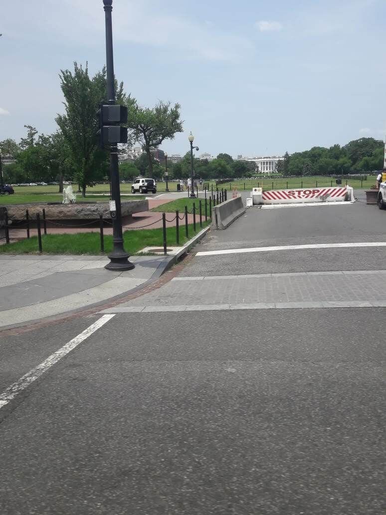 Вашингтон. Вдалеке- Белый дом. К сожалению, увидеть его смогла только издали, проезжая мимо. На машине к нему было не подъехать, а пешком - пожалуйста!