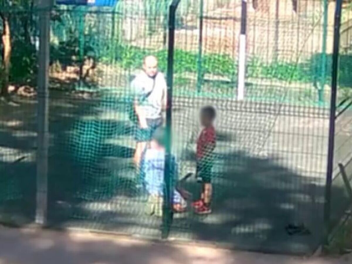    Кадр видео с мужчиной, заставившем ребенка встать на колени на детской площадке в Воронеже© Кадр видео из соцсетей