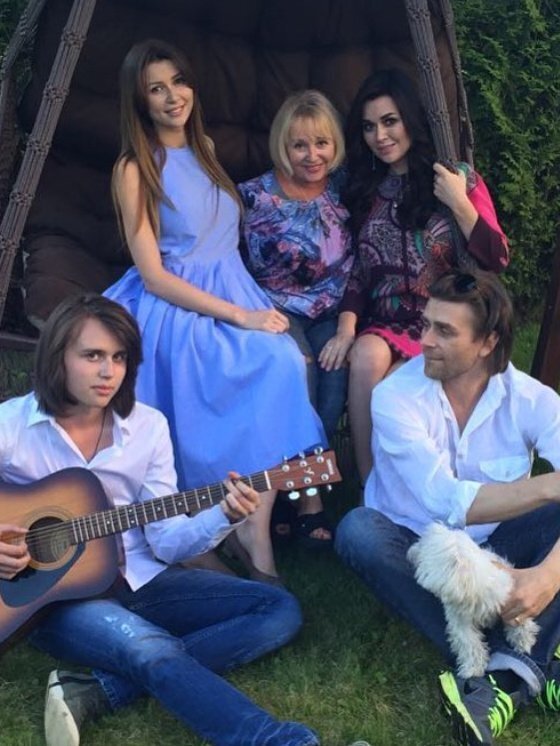 Анастасия Заворотнюк с мужем, детьми и мамой, архивное фото