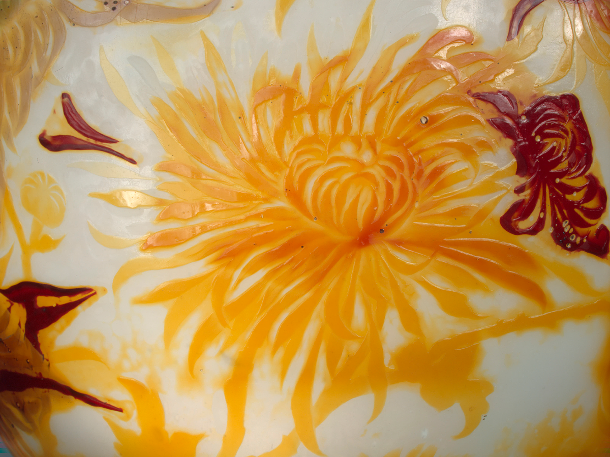 Ваза с изображением цветов и листьев хризантемы. Фрагмент. Государственный Эрмитаж.