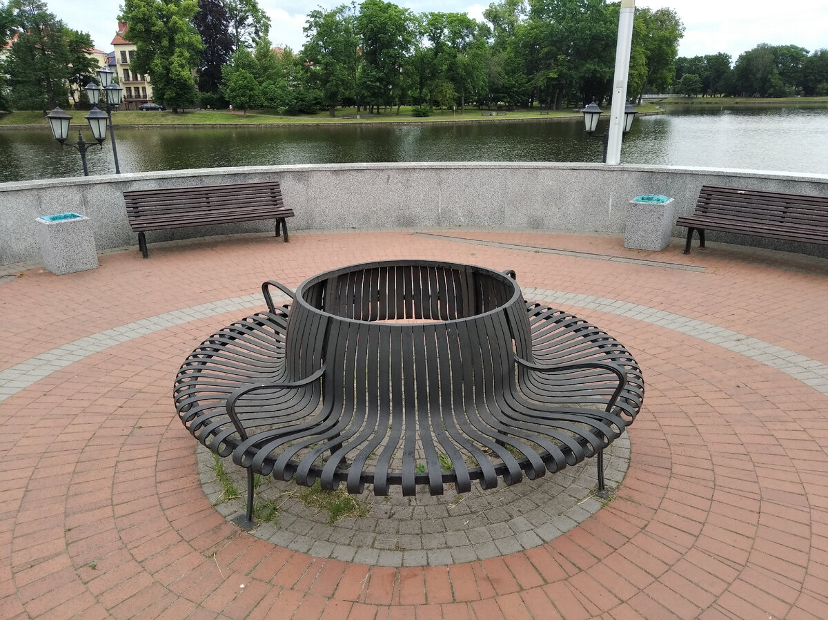 Цельнометаллическая скамейка для "рыцарей круглого седла". Если б ещё и древо в центре...