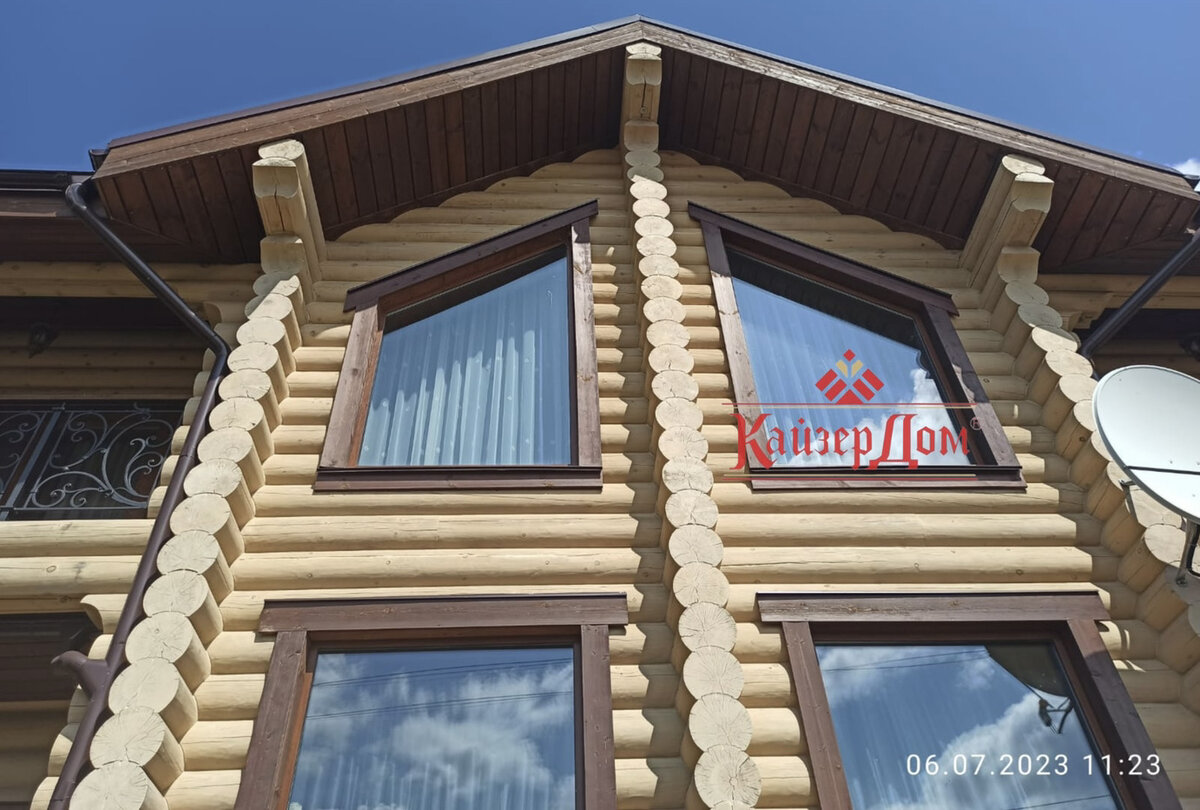 Дом из оцилиндрованного бревна кедра, диаметр бревна 300 мм.