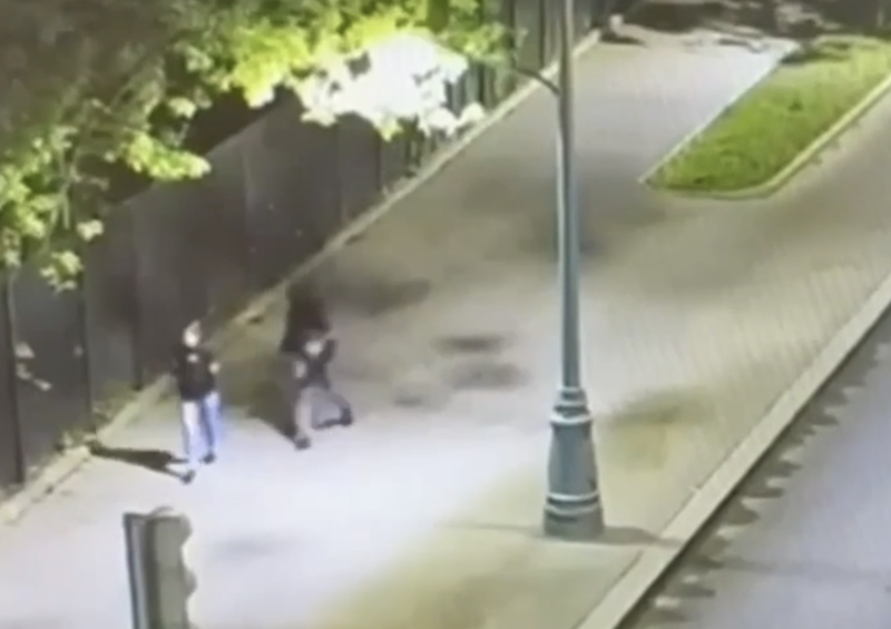    27 мая в сообществе "Типичный Долгопрудный" появилась видеозапись предполагаемого нападения. Скриншот: видео Следкома