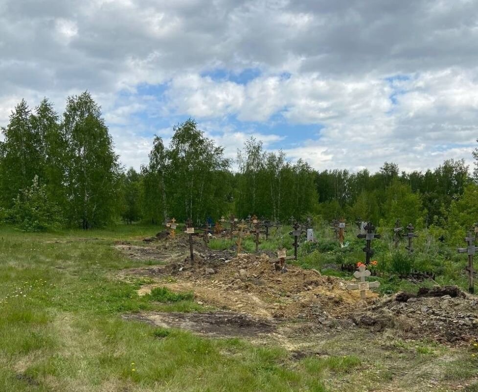 Транспортировочные ящики уже увезли с кладбища.  Фото: Фото предоставлено пресс-службой администрации Чебаркуля