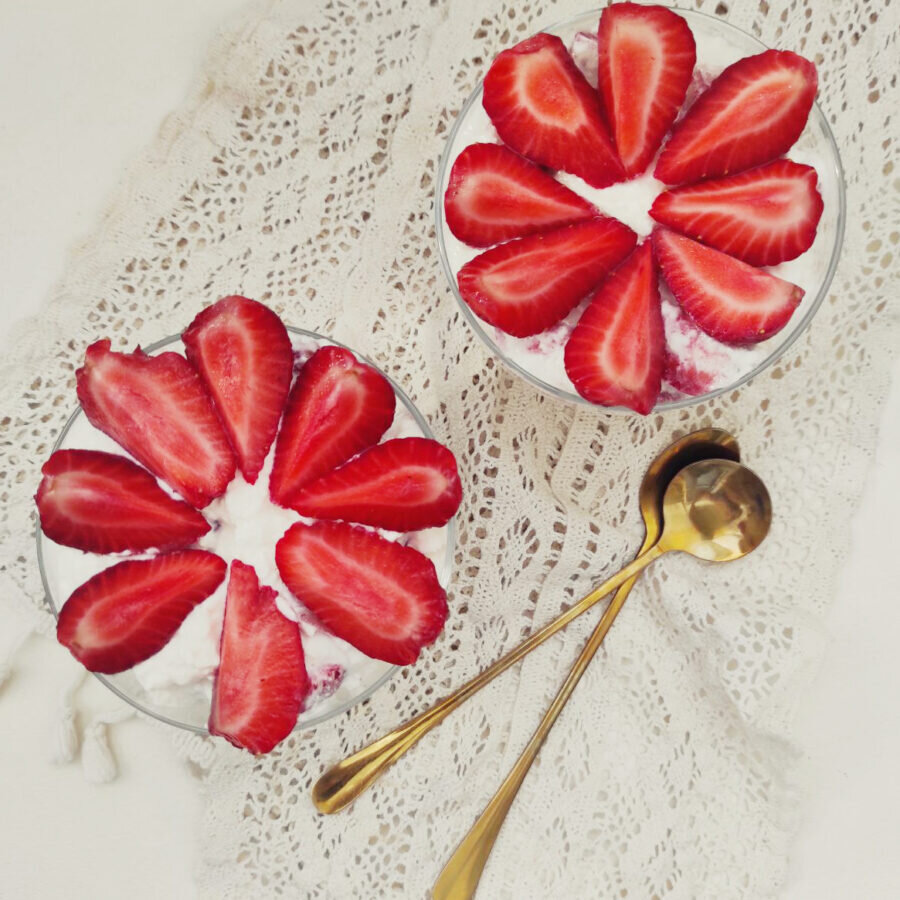    Творожно-клубничный десерт   
Источник: Моднова для Креаликум