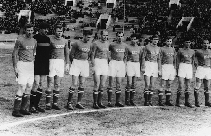 До чемпионата мира в Швеции оставалось две недели. Утром 25 мая 1958-го Стрельцов вместе с другими игроками сборной СССР примерял костюмы в ателье на проспекте Мира.