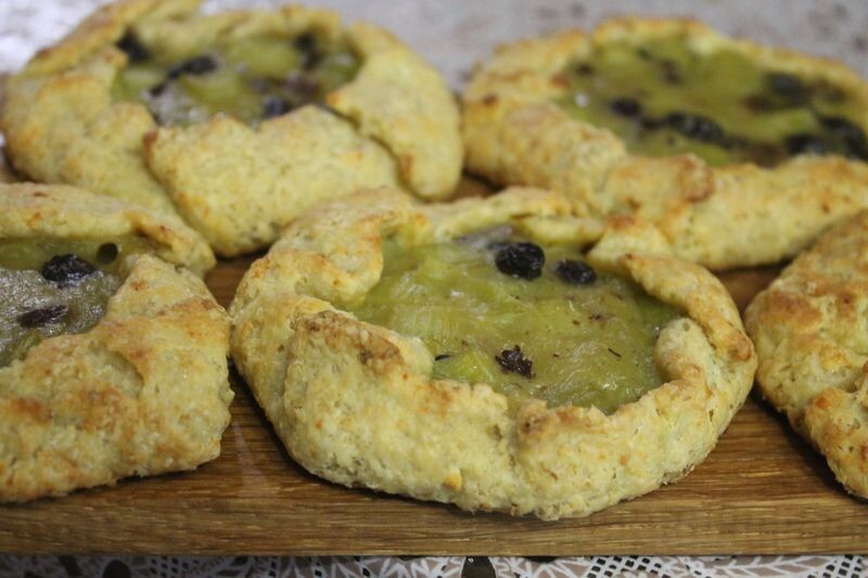 Творожные галеты с ревенем и изюмом