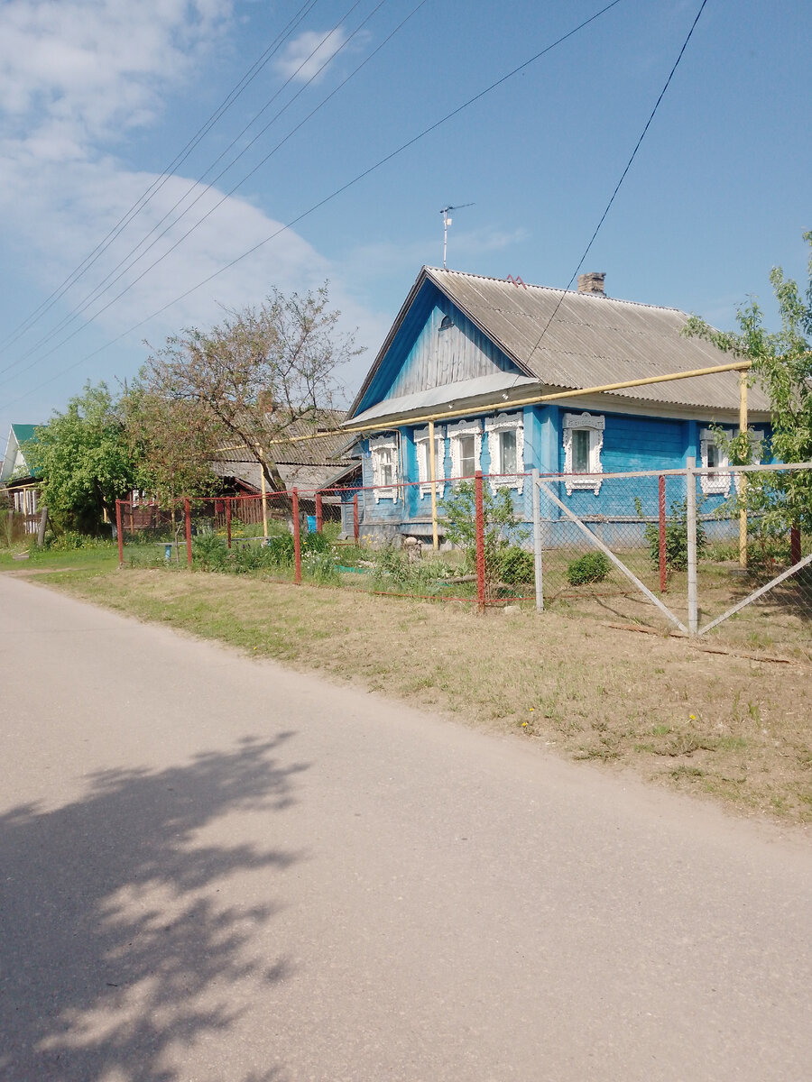 Я всё время забываю, что я живу в деревне!  Горе, горе мне, не умной шутнице. Или сходила Лена за хлебушком.  Послала меня значит мама за хлебом. И заодно маслица купить.  Иду я, иду.-2