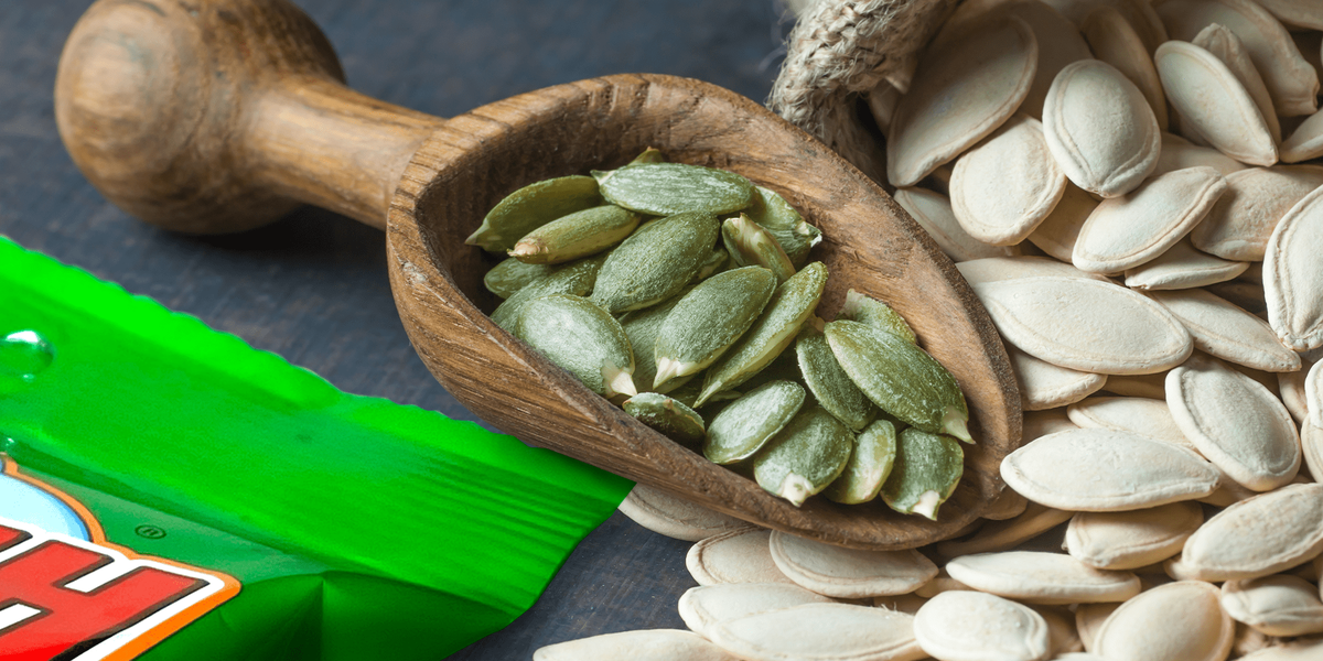 Очистить тыквенные семечки можно разными способами