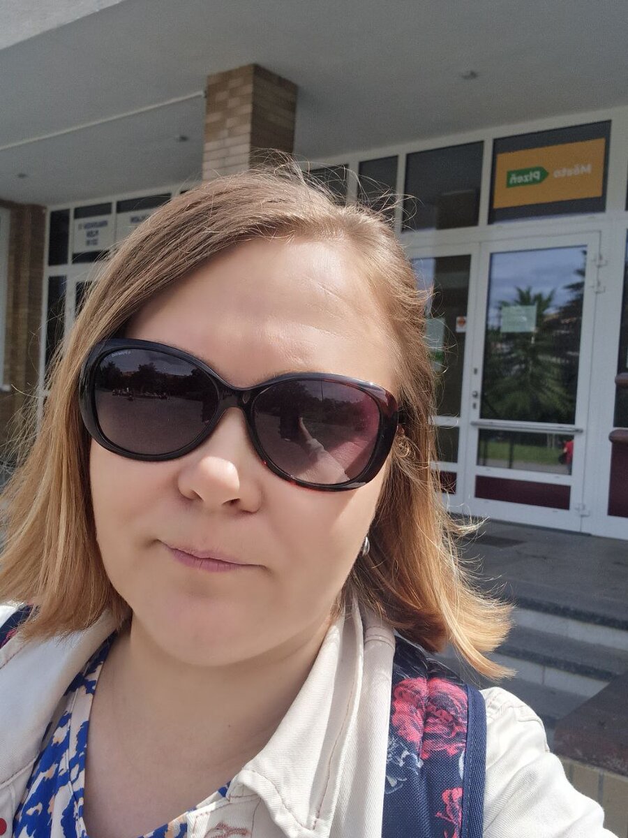 пока ребенок на экзаменах - родители гуляют вокруг школы и волнуются