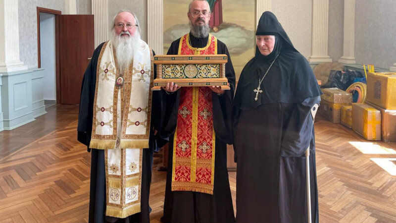     Десницу преподобного Макария Алтайского передали в Троицкий Оптин монастырь Болхова. Барнаульская Епархия