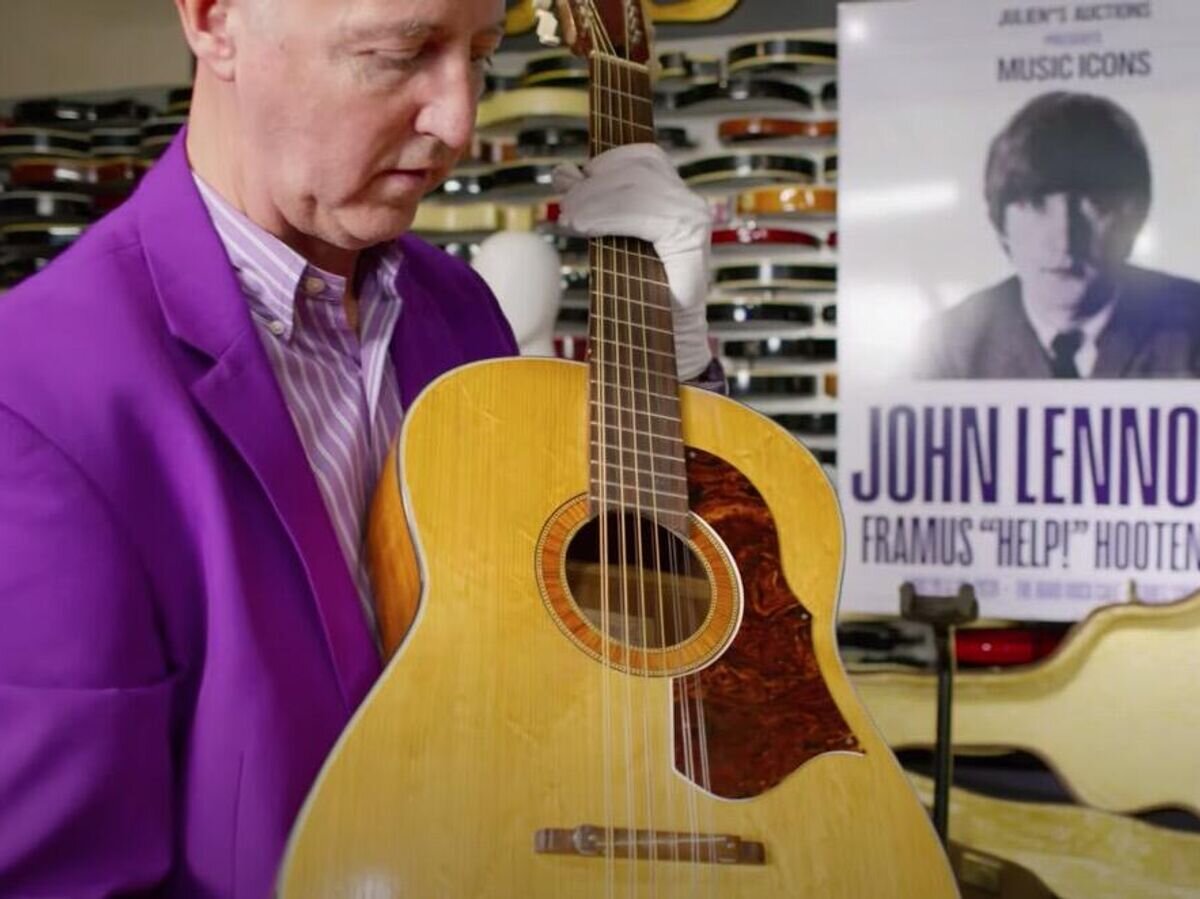    Акустическая 12-струнная гитара основателя группы Beatles Джона Леннона, которая была продана за 2,8 миллиона долларов© Julien's Auctions/YouTube