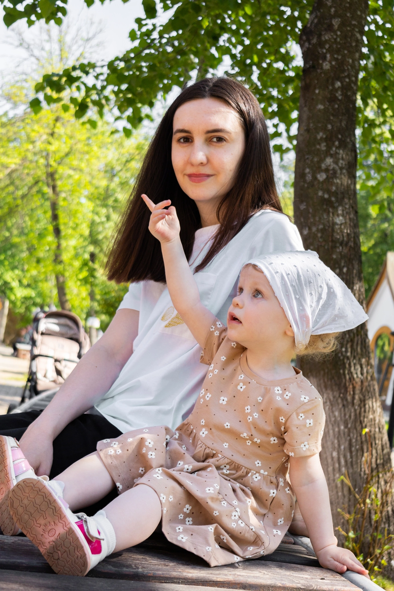 Всем здравствуйте! Смотрим на обезьян, дочь в восторге от ловкости макаки, показывает, как высоко он забрался 😁