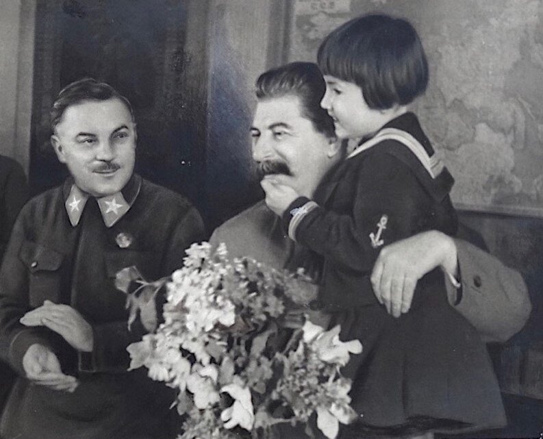 Иосиф Виссарионович Сталин - лучший друг советских мальчишек и девчонок