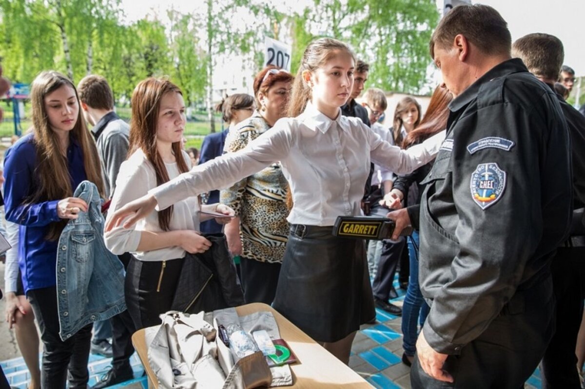 Всю страну возмутили события в Воронеже. На входе в помещение, где проходил ЕГЭ, учениц 62-й школы заставляли снимать лифчики. А в женском туалете на время проведения экзамена сняли двери с кабинок.