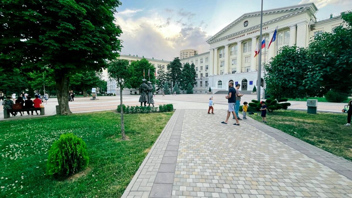 Сегодня шел домой и сделал фотку нашего универа-партнера - Донской государственный технический университет. На фото много не покажешь, а если прийти и посмотреть своими глазами, то можно увидеть поющий фонтан, несколько памятников, новое общежитие и возведение двух новых общаг, также рядом студенческий парк и несколько современных столовых и бассейн. В теплую погоду студенты любят погреться или устроить пикник на лужайке возле универа. И это только то, что есть в этой локации. Поэтому лучше один раз приехать и увидеть своими глазами.