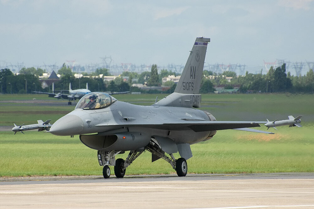 ​Здесь сразу стоит отметить, что де-юре F-16 в распоряжении ВСУ пока нет. На данный момент известно, что США официально разрешили своим союзникам (читай – вассалам) передать данные истребители. Фото: ru.wikipedia.org, Общественное достояние