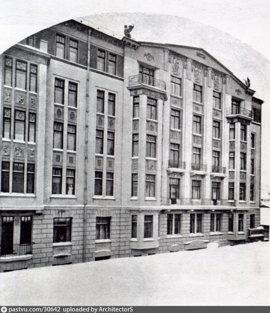 Доходный дом братьев Грибовых на  фотографии 1914 г //pastvu.com   До наших дней дом дошел практически без изменений. Утеряны только скульптуры на крыше