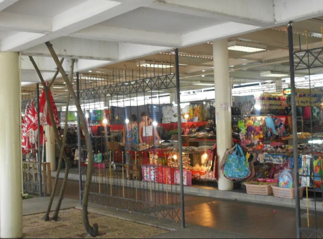 базарчик на территории Амбассадора( фото из личного архива)