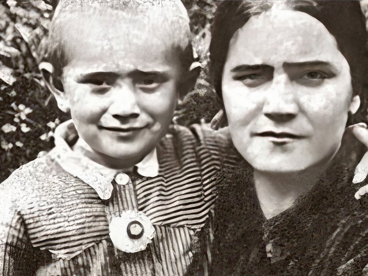 Армен в детстве с мамой.