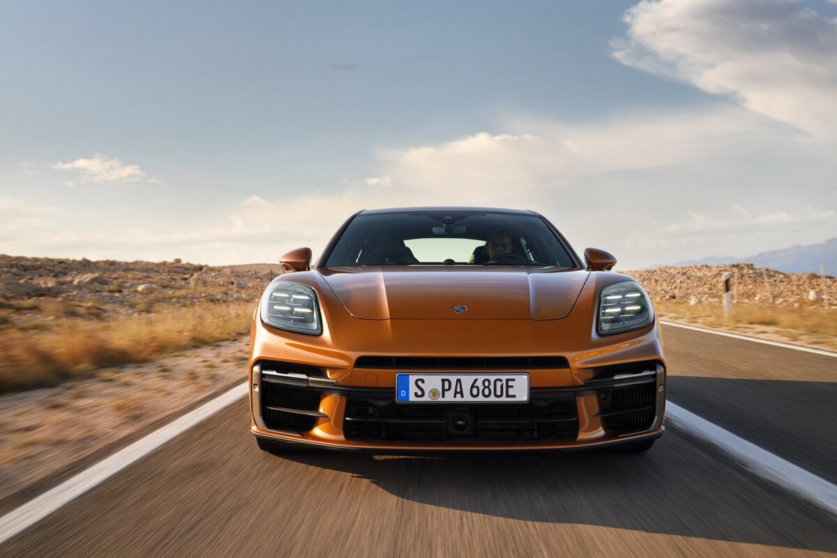 Гибридный электрический автомобиль Porsche Panamera Turbo E-Hybrid. Изображение: newsroom.porsche.com