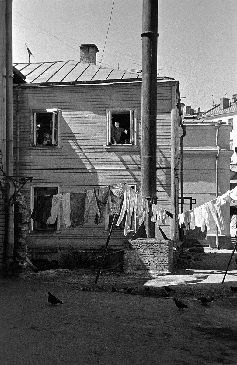 Большая Молчановка, 20, двор. Автор: Александр Потресов. Источник: "Арбат нашего детства" Владимир Потресов.