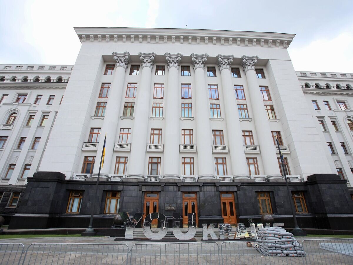 Чиновники из офиса Зеленского монополизировали власть на Украине – Economist