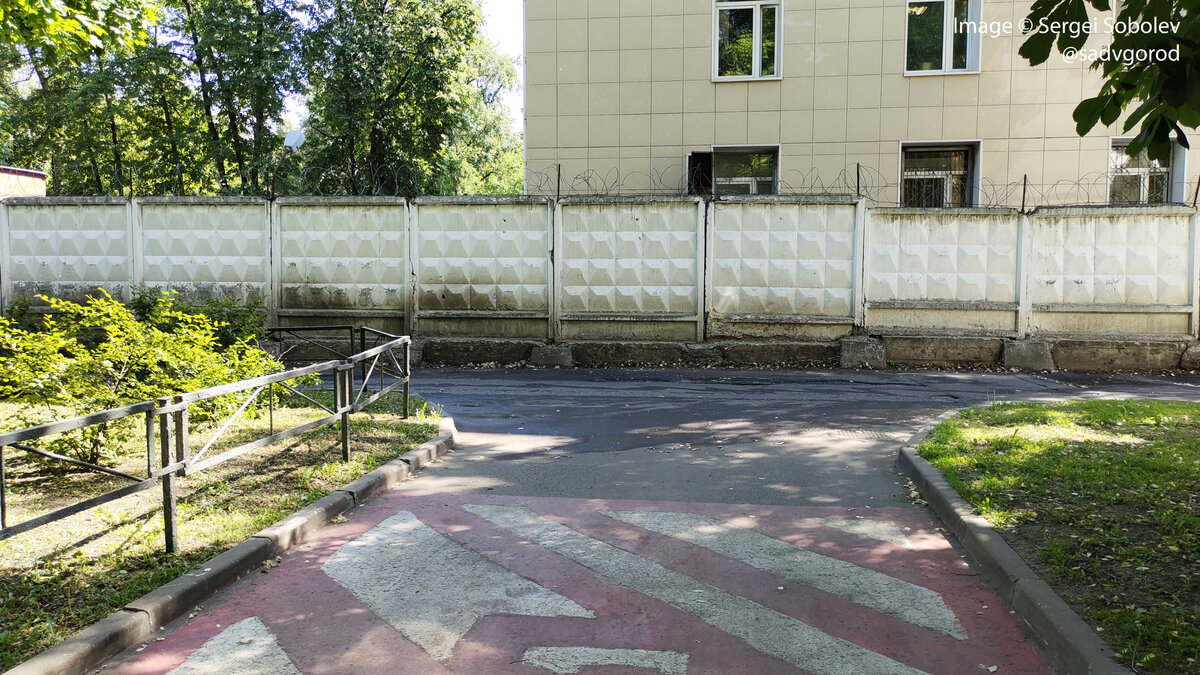 Забор с колючей проволокой вокруг офисных зданий МВД, Руставели 8А. Это вид от подъезда жилого дома. Вот у кого-то видок из окон. Настоящая комфортная среда!