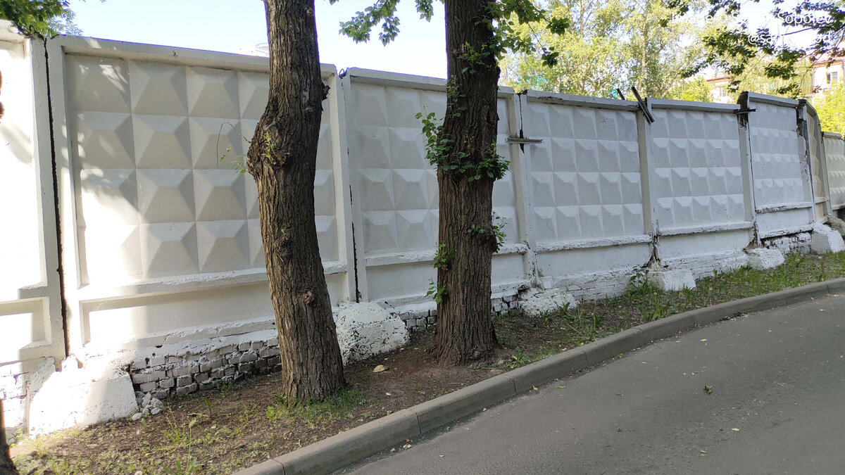 Забор у соседнего с нашим здания, Фонвизина 8а. Говорят, тут склад Жилищника. Как бы-то ни было, забор ужасен, хотя после нашей заявки в прошлом году его хотя бы побелили.