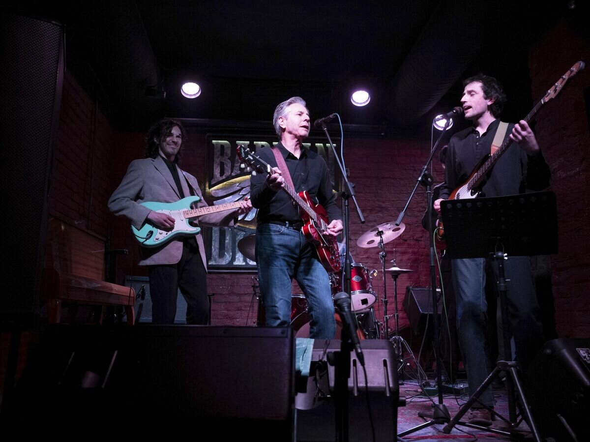    Госсекретарь США Энтони Блинкен выступает в киевском баре© AP Photo / Brendan Smialowski