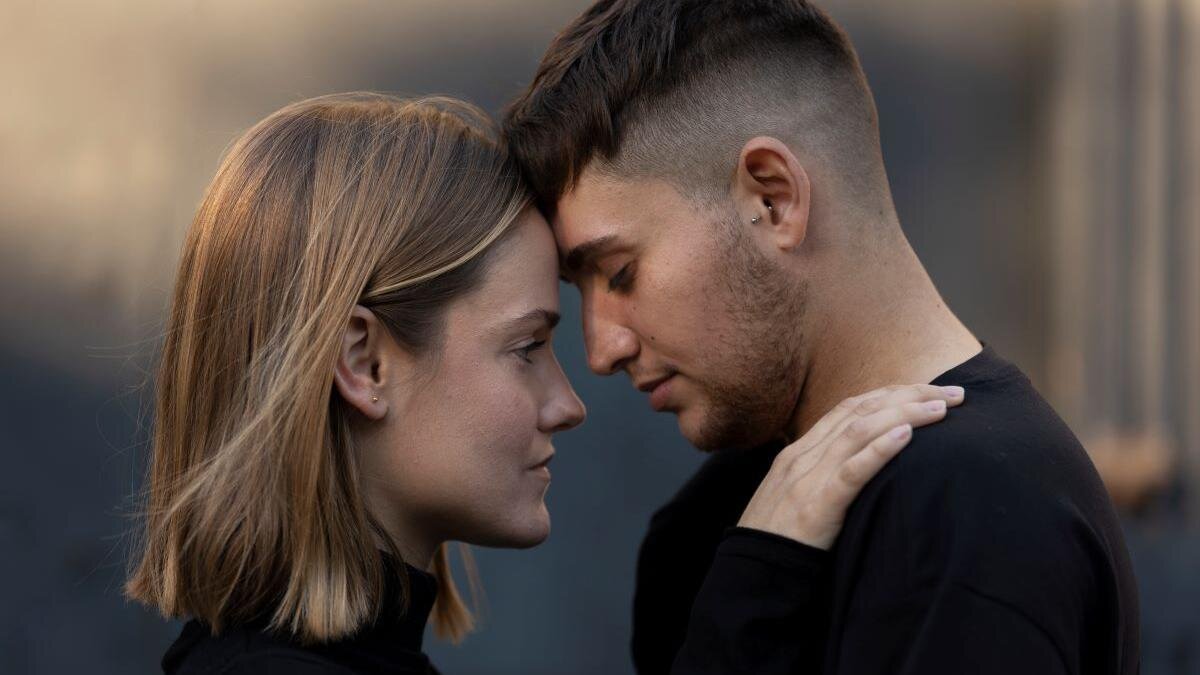    Парень и девушка стоят близко друг к другу:Freepik