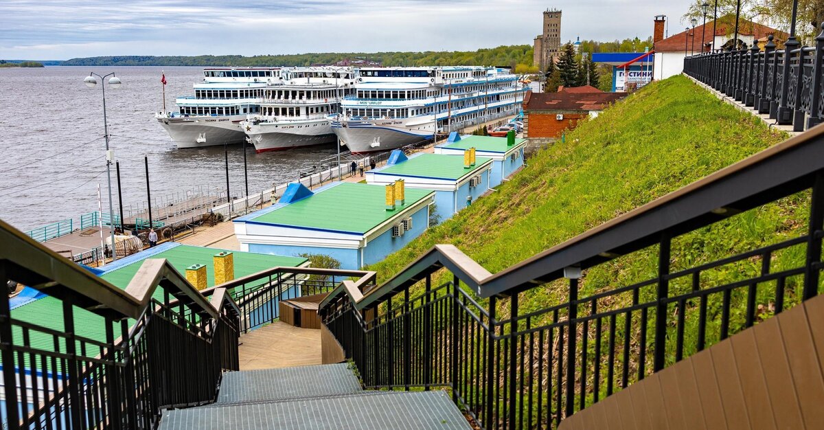    В Кинешме пришвартовались 4 теплохода