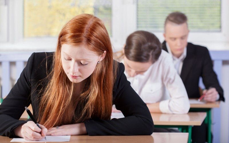 Экзамены. Тема создающая в семейной системе много тревоги и напряжения. 

Сейчас идет централизованная образовательная  кампания программы среднего образования. Дети сдают выпускные экзамены и одновременно с тем поступают в ВУЗы. Процесс масштабный , энергетически заряженный и эмоционально переполненный. 
