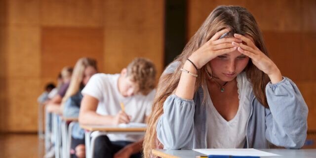 Все происходит на фоне повышенной тревожности. 
Идет одновременно несколько важных экзистенциальных процесса.
С одной стороны наши дети, который идут в свое будущее, свою автономную жизнь, и это связано и с выбором университета, и с ответственностью и с желанием организовать свое будущее, со стремлением попасть в сферу престижного образования, обрести соответствующую профессию, новое окружение. С мыслями о том, как все будет складываться, с мечтами, связанными с несколько сказочными и волшебными перспективами, там же и картинки визуализируемые : А как я буду жить? Где я буду жить? С кем и как я буду дружить? Строить отношения? Какие у меня вероятные риски? Чего я боюсь? А к чему это  все меня приведет?

И с другой стороны в параллели есть родители, проживающие непростой кризис одного из этапов сепарации, когда родитель где-то внутренне начинает ощущать , что ребенок отделяется в свою жизнь и уходит из дома в свое будущее. Бывает, конечно, по-разному. Одни студенты уезжают в другие города, страны, либо уходят из дома родителей, живут в общежитии, другие остаются. Но мы сейчас говорим про случаи, когда мы отпускаем детей. 