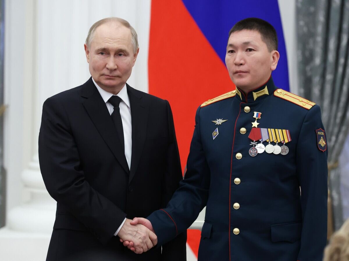    Президент России Владимир Путин и старший лейтенант Чалым Чулдум-оол, награжденный званием Героя Российской Федерации© РИА Новости / POOL