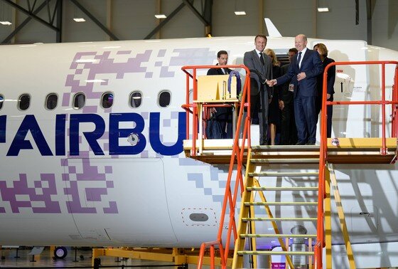    Президент Франции Эммануэль Макрон на заводе Airbus