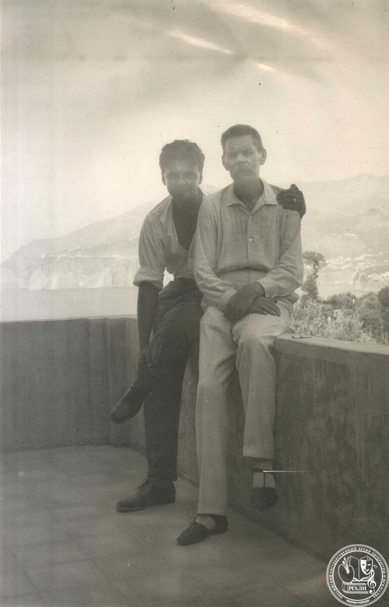 Фотография Л.М. Леонова с А.М. Горьким. 1927 г. РГАЛИ. Ф. 2101. Оп. 2.