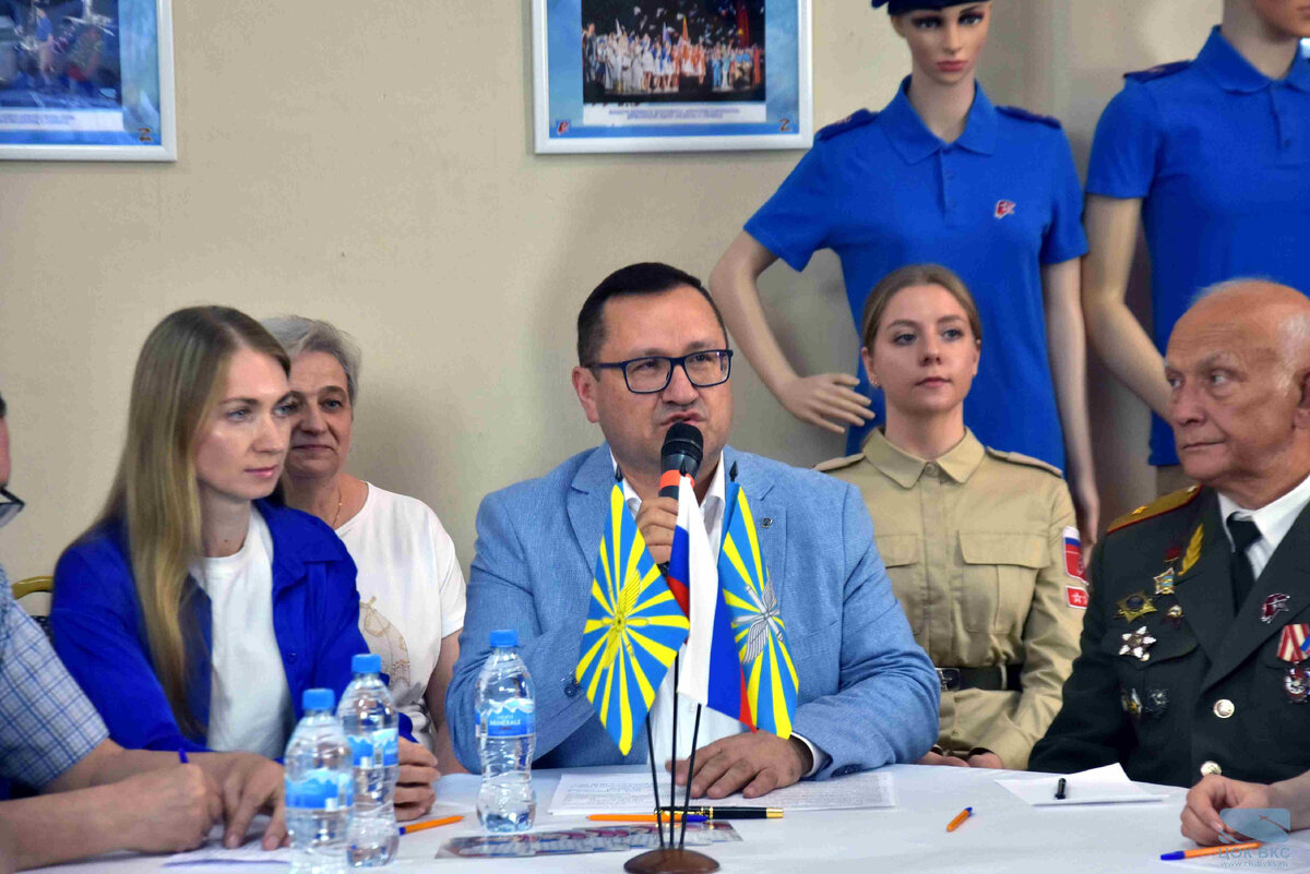 28.05.2024 г. В Центральном офицерском клубе Воздушно-космических сил (ЦОК ВКС) провели круглый стол «Разговоры о главном». Мероприятие посвятили дню Юнармии.-2