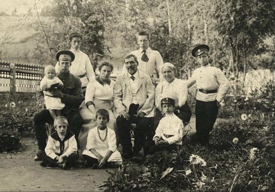 Семейство Ошаниных, 1913 год. Маленький Лёва  на руках старшего брата Александра.